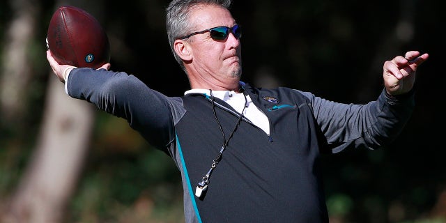 Jacksonville Jaguars head coach Urban Meyer throws the ball during a practice and media availability by the Jacksonville Jaguars at Chandlers Cross, イングランド, 金曜日, 10月. 15, 2021. The Jaguars will plat the Miami Dolphins in London on Sunday.