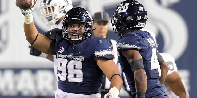 Utah State defensive tackle Poukesi Vakauta (96) celebrates after recovering a fumble against Colorado State in the first half of an NCAA college football game Friday, 10月. 22, 2021, in Logan, ユタ.