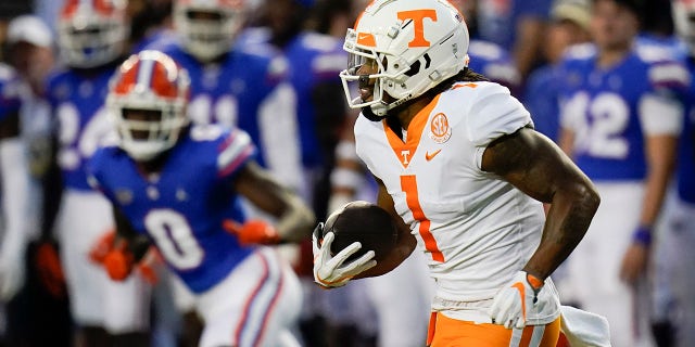 Tennessee's Velus Jones Jr. (1) returns a kickoff against Florida during the first half of an NCAA college football game, 토요일, 씨족. 25, 2021, in Gainesville, Fla.