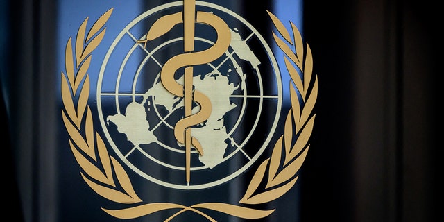To zdjęcie zrobione 5 marca 2021 r. przedstawia znak Światowej Organizacji Zdrowia (WHO) przy wejściu do jej siedziby głównej w Genewie w związku z wybuchem koronawirusa Covid-19. 
