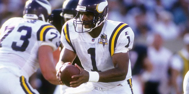 Minnesota Vikings quarterback Warren Moon turns to hand the ball to a running back against the Chicago Bears during an NFL football game on September 3, 1995, at Soldier Field in Chicago, Illinois.  Moon played for the Vikings from 1994 to 1996.