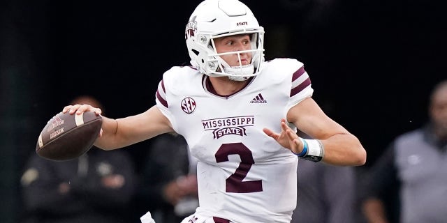 Mississippi State quarterback Will Rogers scrambles against Vanderbilt in the first half of an NCAA college football game Saturday, Okt.. 23, 2021, in Nashville, Tenn.