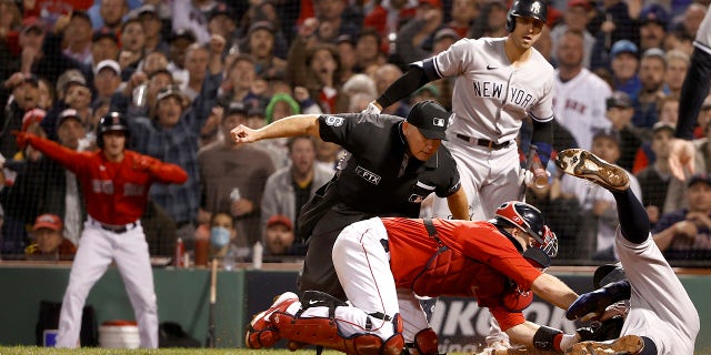 Aaron Judge of the New York Yankees is tagged out by Kevin Plawecki of the Boston Red Sox during the sixth inning of the American League Wild Card game at Fenway Park on Oct. 5, 2021, ボストンで, マサチューセッツ.
