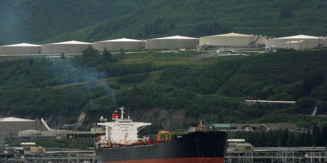 An oil tanker is seen moored at the Trans-Alaska Pipeline Marine Terminal in Valdez, Alaska August 9, 2008. REUTERS / Lucas Jackson (STATI UNITI)