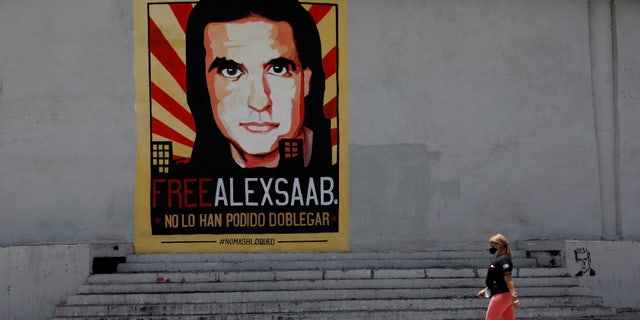 FOTO DE ARCHIVO: A woman walks by a mural in support of the liberation of businessman Alex Saab, who was detained in Cape Verde on charges of laundering money for the government of Venezuelan President Nicolas Maduro, in Caracas, Venezuela September 9, 2021. REUTERS/Leonardo Fernandez Viloria/File Photo
