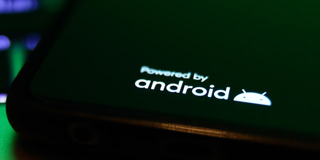 Логото на Android, показано на екрана на телефона, се появява на тази илюстрация, направена в Краков, Полша през септември.  Наскоро Ким Командо разкрива какво могат да направят потребителите, ако батериите на телефона им са изтощени.