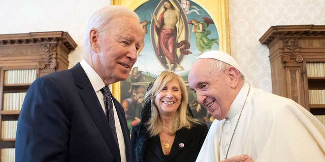 VATICAN CITY, VATICAN - OCTOBER 29: EDITORIAL USE ONLY – STRICTLY NO COMMERCIAL OR MERCHANDISING USAGE ) Pope Francis meets U.S. President Joe Biden at the Apostolic Palace on October 29, 2021 in Vatican City, Vatican. U.S. President Biden meets with Pope Francis for talks on climate change and Covid-19 amid a debate whether President Biden should receive communion after his support for abortion rights. (Photo by Vatican Media via Vatican Pool/Getty Images)