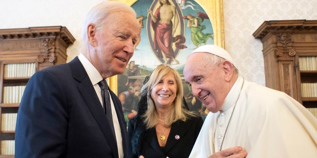 VATICAN CITY, VATICAN - OCTOBER 29: EDITORIAL USE ONLY - STRICTLY NO COMMERCIAL OR MERCHANDISE) Pope Francis meets with US President Joe Biden at the Apostolic Palace on October 29, 2021 in Vatican City, Vatican.  US President Biden meets with Pope Francis for talks on climate change and Covid-19 amid a debate over whether President Biden should receive Communion after his support for abortion rights.  (Photo by Vatican Media via Vatican Pool / Getty Images)