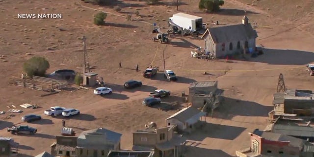 Police arrived to the New Mexico set of "녹" on Thursday after a woman was killed and a man was injured. 