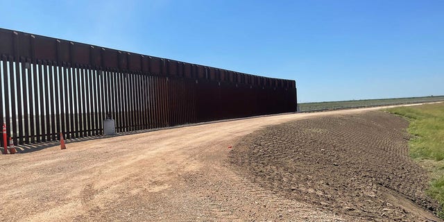 Le mur frontalier de l'ère Trump reste inachevé après que l'administration Biden y ait mis un terme.  (Fox News)
