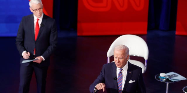 El presidente de Estados Unidos, Joe Biden, habla en un ayuntamiento sobre sus propuestas de inversión en infraestructura con Anderson Cooper de CNN en el Baltimore Center Stage Pearlstone Theatre en Baltimore, Maryland, Estados Unidos, el 21 de octubre de 2021. REUTERS / Jonathan Ernst