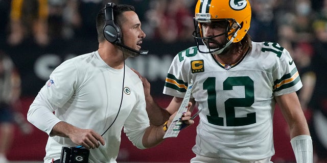 Huấn luyện viên trưởng Matt LaFleur của Green Bay Packers nói chuyện với tiền vệ Aaron Rodgers trong hiệp một của trận đấu bóng đá NFL gặp Arizona Cardinals, Thứ Năm, ngày 28 tháng 10 năm 2021, tại Glendale, Arizona.