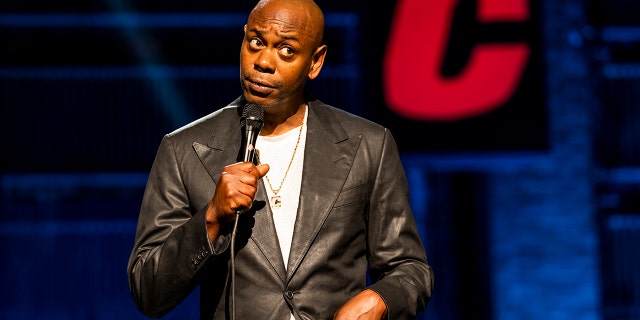 Dave Chappelle saat ia muncul di Netflix's The Closer.