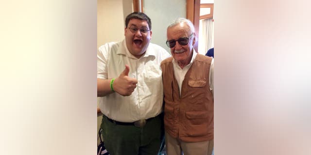 Robert Franzese got to meet comic book legend Stan Lee as he donned his Peter Griffin cosplay, which features green pants, a white button-down shirt, a black belt, and round glasses.