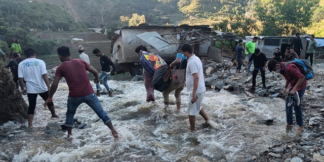 Inundaciones y deslizamientos de tierra en Nepal matan a más de 100 personas, decenas siguen desaparecidas