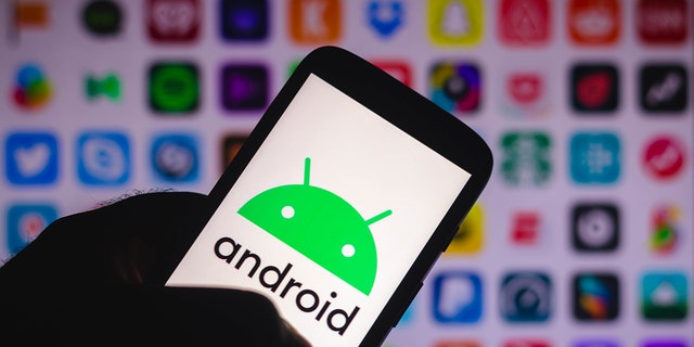 На тази илюстрация логото на Android се показва на смартфон.  Android 5.0 и по-нова версия имат режими за пестене на енергия за потребителите. 