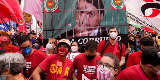 Des manifestants se rassemblent lors d'une manifestation contre le président brésilien Jair Bolsonaro, exigeant sa destitution pour la gestion par le gouvernement de la pandémie et les allégations de corruption dans les achats de vaccins COVID-19 à Sao Paulo, Brésil, le samedi 2 octobre 2021. AP Photo / André Penner)
