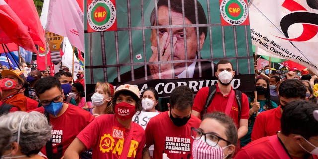 Demonstranten versammeln sich während eines Protests gegen den brasilianischen Präsidenten Jair Bolsonaro und fordern seinen Prozess wegen des Umgangs seiner Regierung mit der Pandemie und der Korruptionsvorwürfe bei der Beschaffung von COVID-19-Impfstoffen in Sao Paulo, Brasilien, Samstag, 2. Oktober 2021 (AP Photo/ André Benner)
