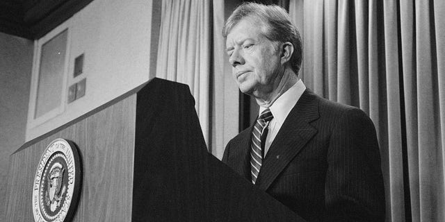 我们. President Jimmy Carter announces new sanctions against Iran in retaliation for taking U.S. 人质, at the White House in Washington, 四月 7, 1980. Library of Congress/Marion S. Trikosko/Handout via REUTERS THIS IMAGE HAS BEEN SUPPLIED BY A THIRD PARTY. IT IS DISTRIBUTED, EXACTLY AS RECEIVED BY REUTERS, AS A SERVICE TO CLIENTS
