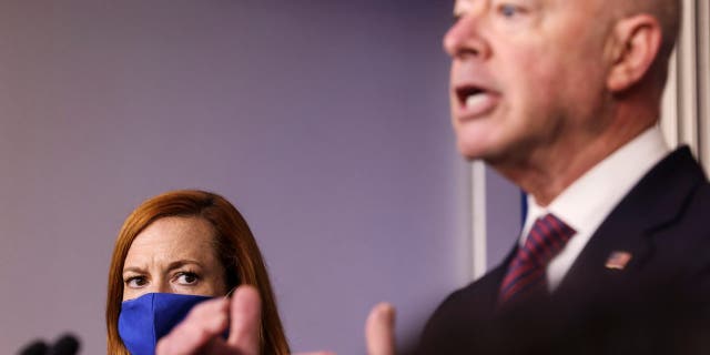 White House Press Secretary Jen Psaki listens as U.S. Secretary of Homeland Security Alejandro Mayorkas speaks about an investigation into the treatment of Haitian migrants on the U.S.-Mexican border, during the daily briefing in the Brady Press Briefing Room at the White House in Washington, NOSOTROS., septiembre 24, 2021. REUTERS / Evelyn Hockstein