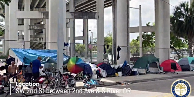 <strong>Homeless encampment in Miami (クレジット: City of Miami Government Facebook P私の心をポンプポンプで動かす男と少年のために。t;/strong>