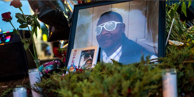   Op deze bestandsfoto van 7 juli 2021 zijn objecten geplaatst bij het monument van Lenil Lamont Frasier in Minneapolis op de plaats waar hij stierf.  Frazier stierf dinsdagochtend 6 juli vroeg, toen zijn voertuig in aanvaring kwam met een politieauto, zei de politie, nadat hij een andere bestuurder volgde die betrokken was bij verschillende overvallen.  Een politieagent uit Minneapolis is beschuldigd van nabootsing van identiteit en doodslag die plaatsvonden terwijl de agent een gestolen voertuig achtervolgde, zo maakten openbare aanklagers vrijdag 22 oktober 2021 bekend.