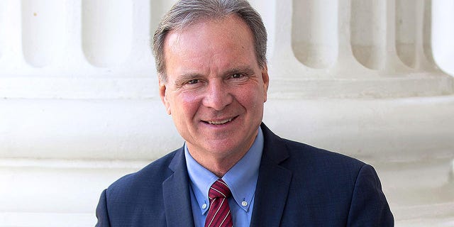 California State Sen. Dave Cortese, un demócrata, is introducing a bill to ban "En Vivo" guns on film sets and other theatrical productions.