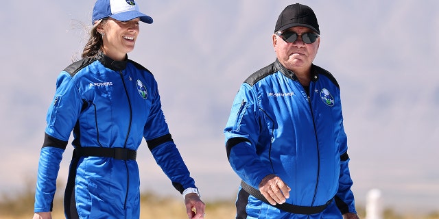 Audrey Powers (izquierda), vicepresidenta de la Misión y Operaciones de Aviación de Blue Origin, llega a los medios de comunicación en la plataforma de aterrizaje New Shepherd de Blue Origin después de ir al espacio cerca del actor de Star Trek William Shatner el 13 de octubre de 2021 cerca de Van Horn, Texas. 