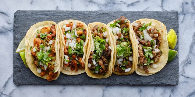 Hoy en día, los tacos continúan volviéndose cada vez más populares y se pueden encontrar en casi todas partes, desde cadenas de comida rápida hasta restaurantes gourmet, según el Farmer's Almanac.  (iStock)