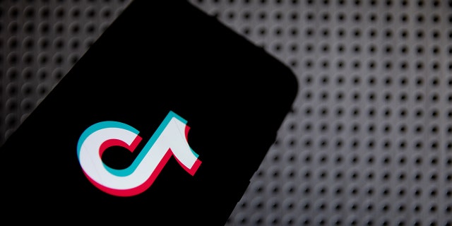 Sur cette photo, le logo TikTok est affiché sur un écran de smartphone à Athènes, en Grèce, le 13 avril 2021.