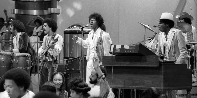 Switch live on Soul Train (Tommy DeBarge, Eddie Fluellen, Bobby DeBarge, Jody Sims, Phillip Ingram, Gregory Williams) circa 1970.