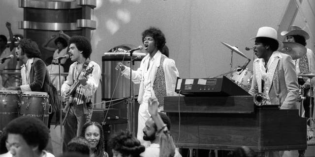 Switch live on Soul Train (Tommy DeBarge, Eddie Fluellen, Bobby DeBarge, Jody Sims, Phillip Ingram, Gregory Williams) circa 1970.