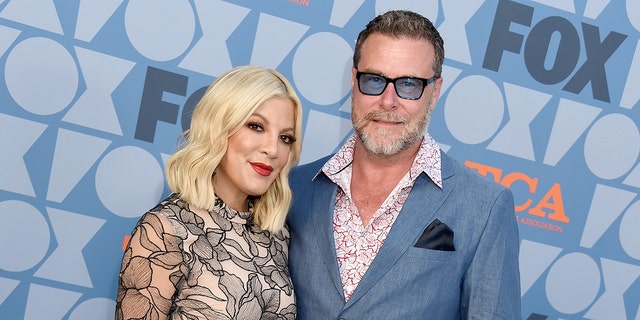Tori Spelling e Dean McDermott chegam na festa das estrelas do FOX Summer TCA 2019 no Fox Studios em agosto de 2019 em Los Angeles. 