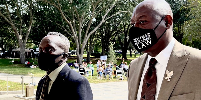 Ahmaud Arbery's father, Marcus Arbery, izquierda, heads into the Glynn County Courthouse in Brunswick, Georgia, with his attorney Benjamin Crump on Monday.