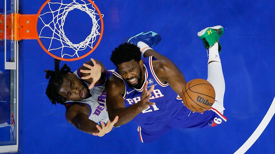 Embiid scores 30 on bad knee, 76ers hold off winless Pistons