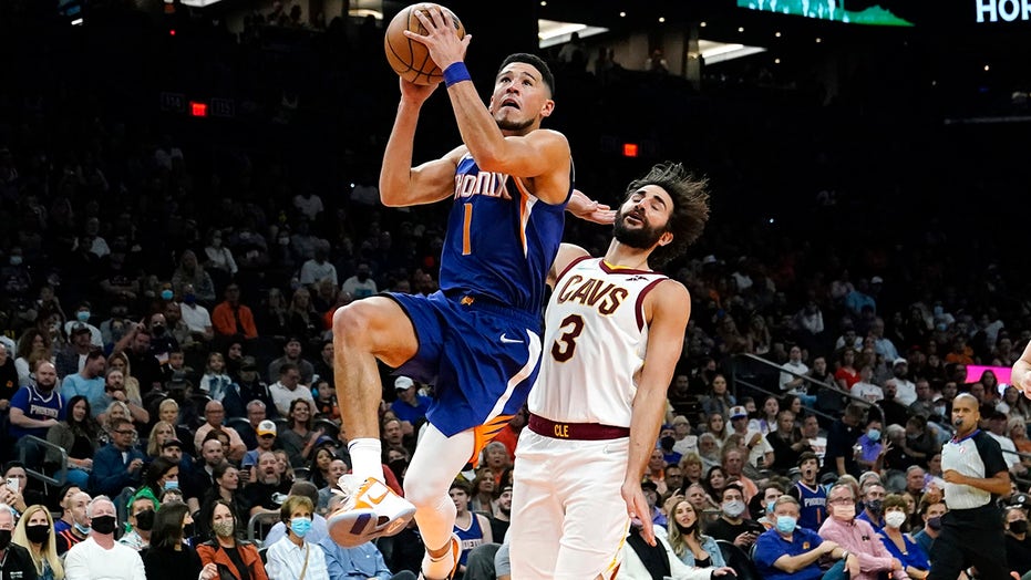Booker scores 27, Suns use huge run to beat Cavs 101-92