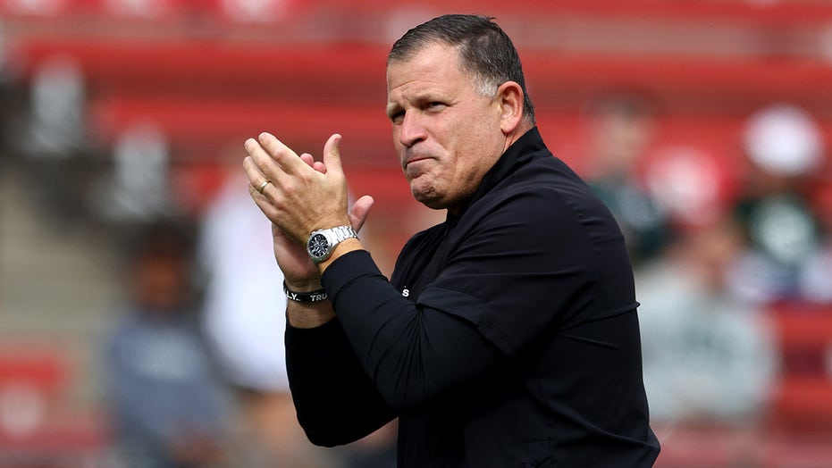Rutgers’ Greg Schiano seemingly disappears into thin air after giving team pep talk