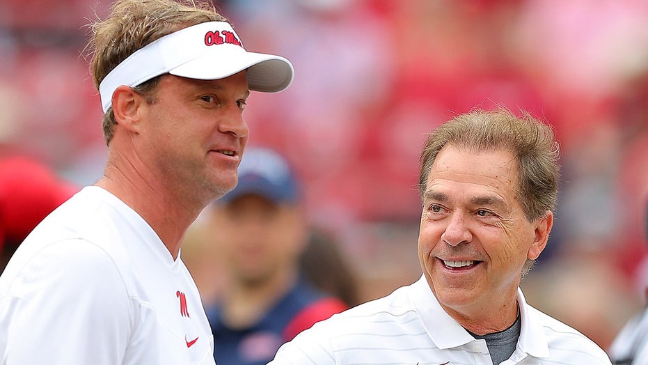 Ole Miss coach Lane Kiffin encourages fans to 'get your popcorn ready,' Alabama drops 28 前半のポイント