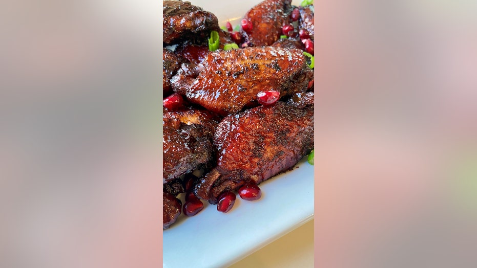 Pomegranate-glazed chicken wings for game day: 试试食谱