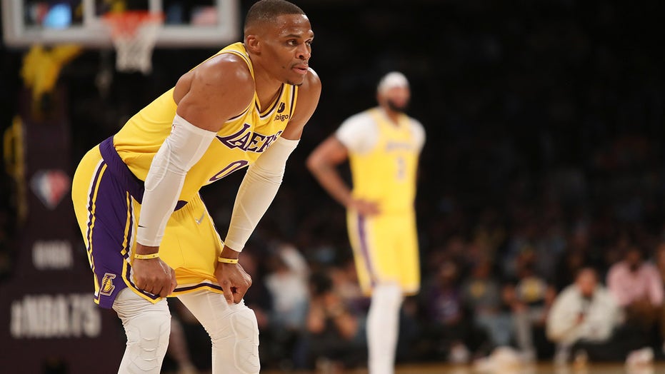 Lakers se Russell Westbrook slaan mediasessie oor nadat hy op die bank geplaas is