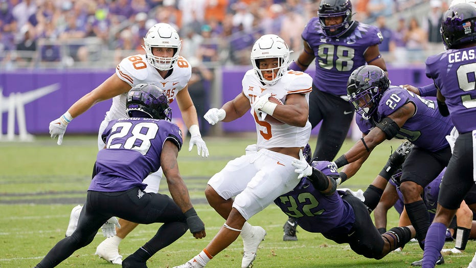 Robinson the engine behind the offense for No. 21 Texas