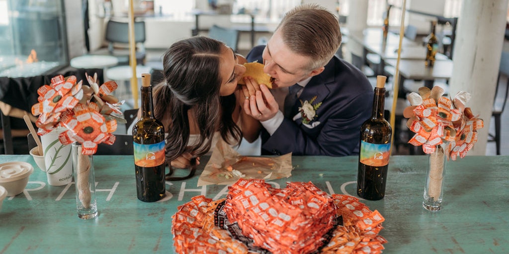California couple gets married at 'most beautiful' Taco Bell: 'It was the best of both worlds' - Vimarsana News