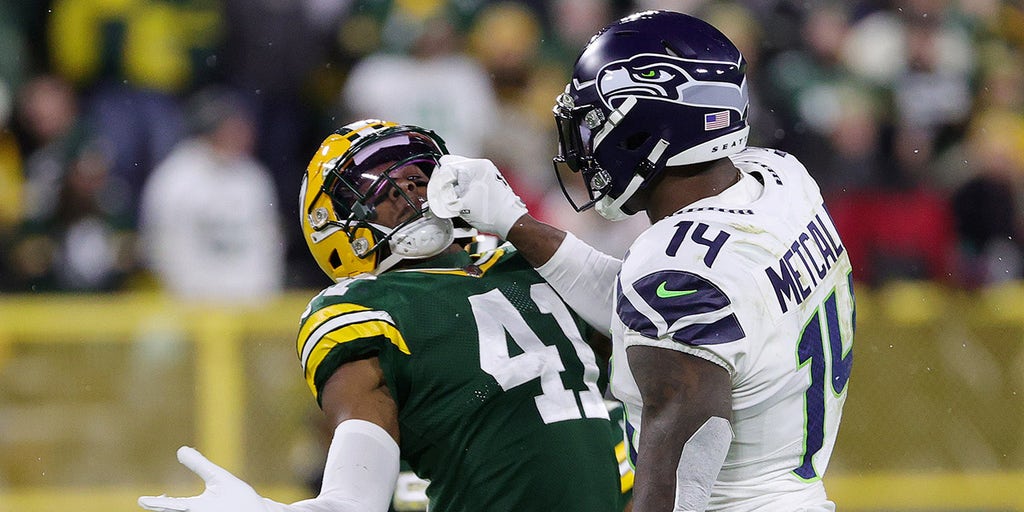 Green Bay, Wisconsin, USA. 14th Nov, 2021. Seattle Seahawks wide receiver DK  Metcalf (14) warming up during the NFL football game between the Seattle  Seahawks and the Green Bay Packers at Lambeau