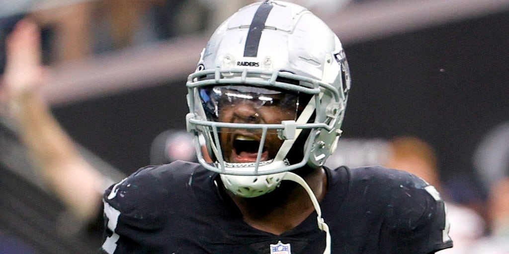 Raiders lineman finds scissors in the middle of field vs. Chiefs