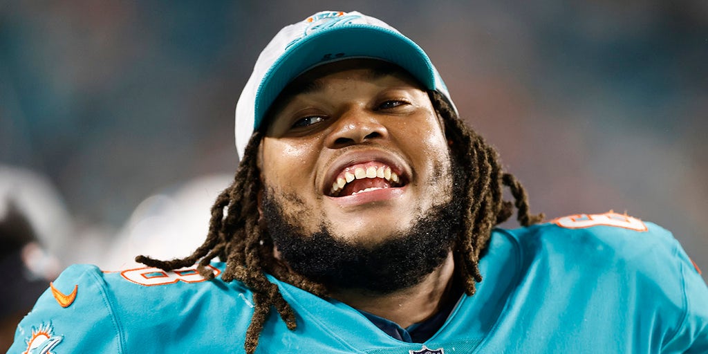 Daily Sports Smile: Miami Dolphins elevate Robert Hunt's near big-man TD at  team facility