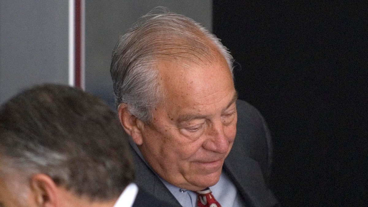 Former Chicago Alderman Edward Vrdolyak enters the Dirksen Federal Courthouse in Chicago, May 17, 2007.