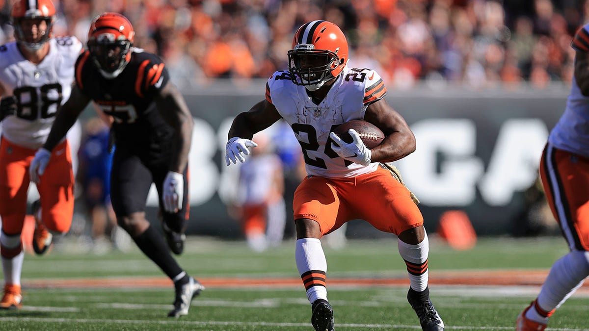 Cleveland Browns' Nick Chubb (24) runs during the first half of an NFL football game against the Cincinnati Bengals, Sunday, Nov. 7, 2021, in Cincinnati.
