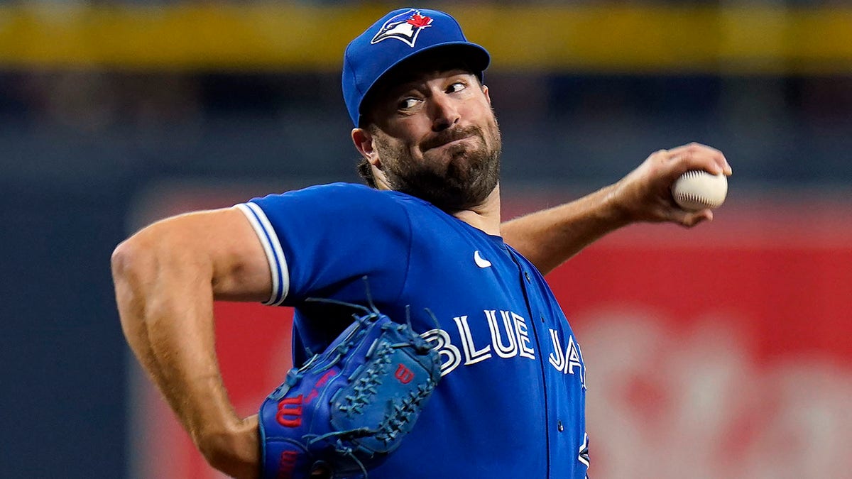 Blue Jays: Robbie Ray's son steals show in Cy Young speech
