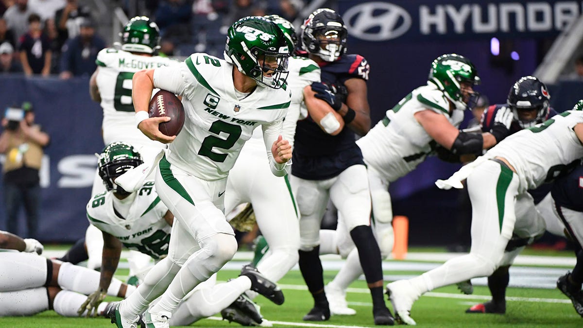 New York Jets quarterback Zach Wilson (2) carries for a touchdown in the second half against the Houston Texans in Houston, Sunday, Nov. 28, 2021.