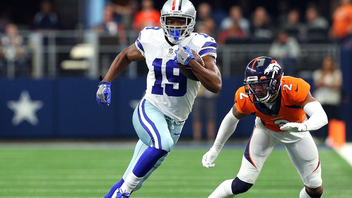 Amari Cooper, #19 dari Dallas Cowboys, menangkap bola di depan Pat Surtain II, #2 dari Denver Broncos, selama kuarter pertama di Stadion AT&T pada 7 November 2021 di Arlington, Texas.